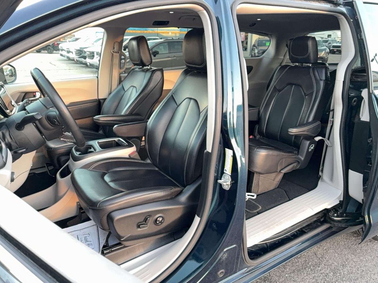 2023 Chrysler Pacifica TOURING L AWD 3.6L 6cyl 7Pass LeatherHeatedSeats Photo