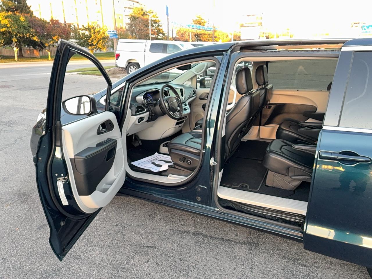 2023 Chrysler Pacifica TOURING L AWD 3.6L 6cyl 7Pass LeatherHeatedSeats Photo