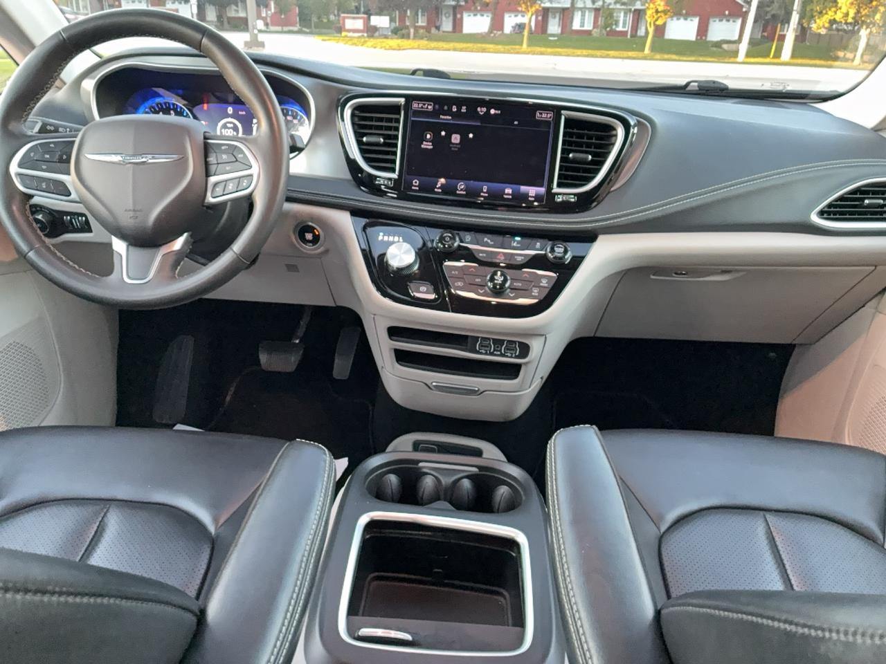 2023 Chrysler Pacifica TOURING L AWD 3.6L 6cyl 7Pass LeatherHeatedSeats Photo