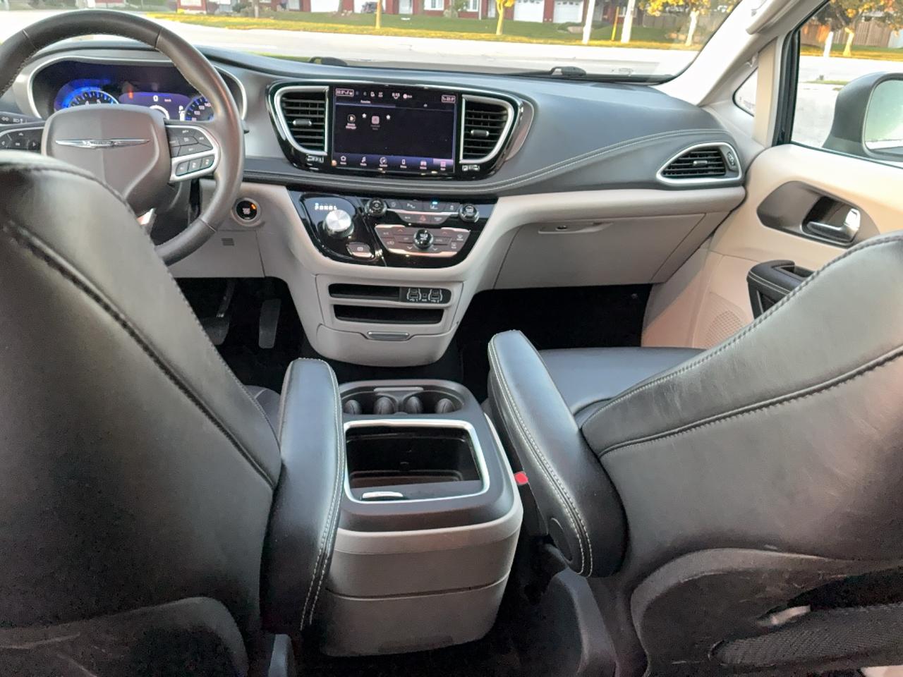 2023 Chrysler Pacifica TOURING L AWD 3.6L 6cyl 7Pass LeatherHeatedSeats Photo