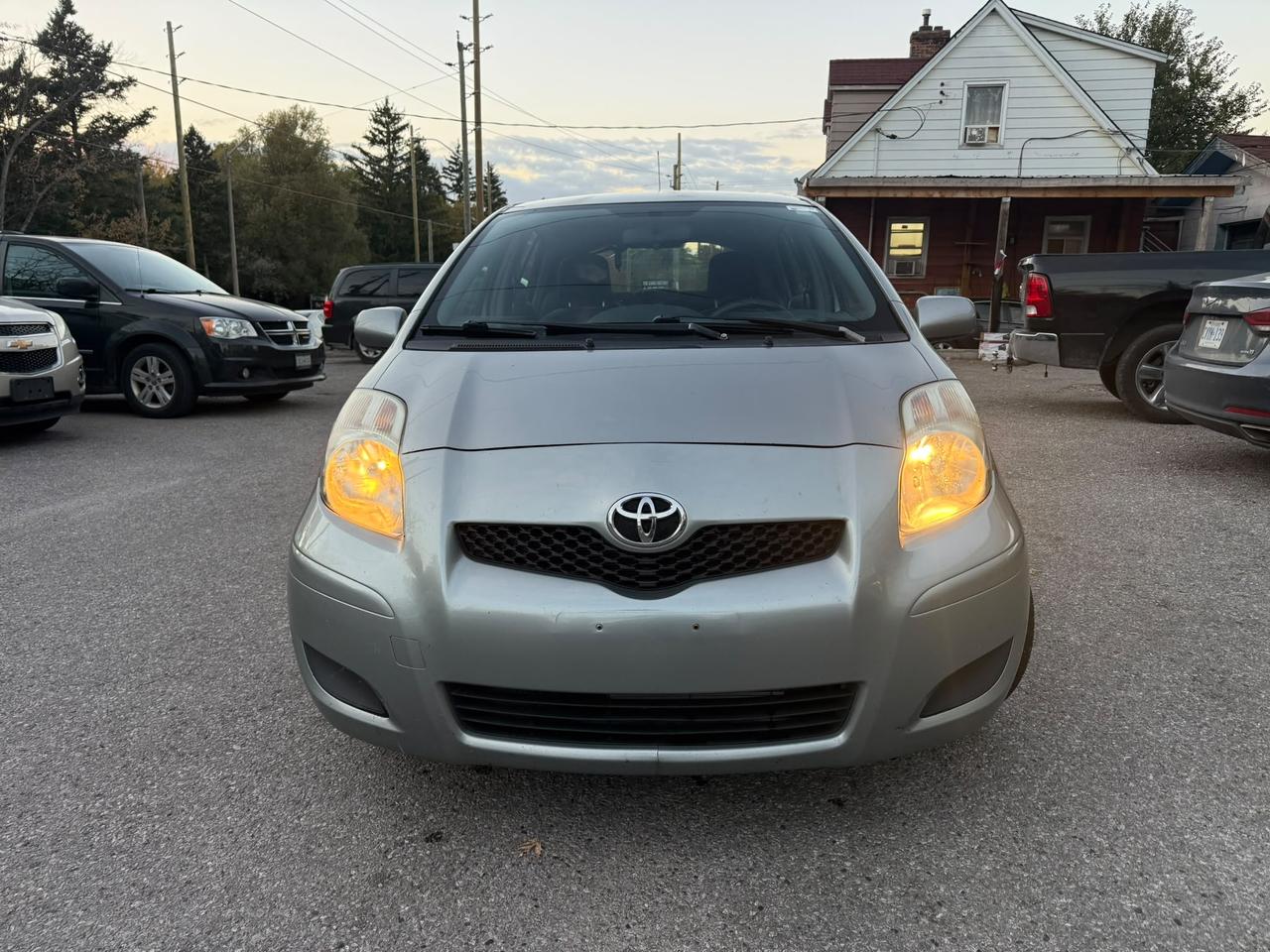 2010 Toyota Yaris LE Photo0