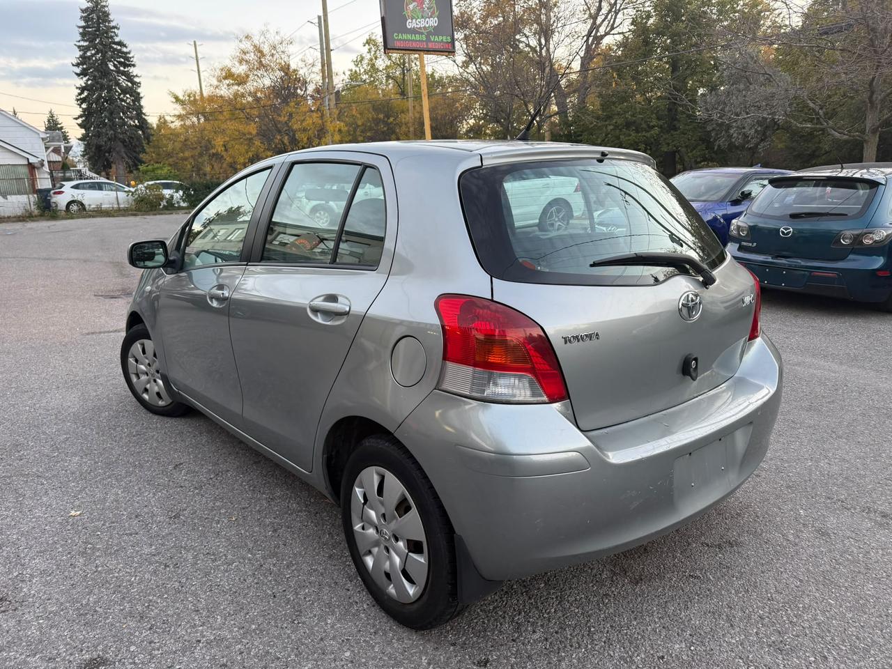 2010 Toyota Yaris LE Photo3