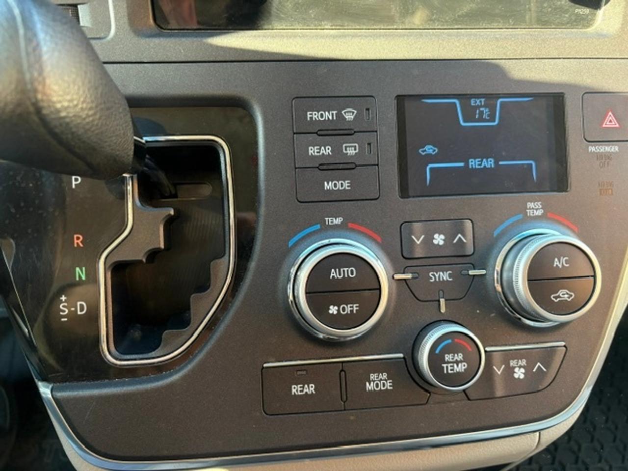 2017 Toyota Sienna ONLY 93,000KM-7 PASSENGER-CAMERA-1 OWNER-NO ACCIDENTS Photo