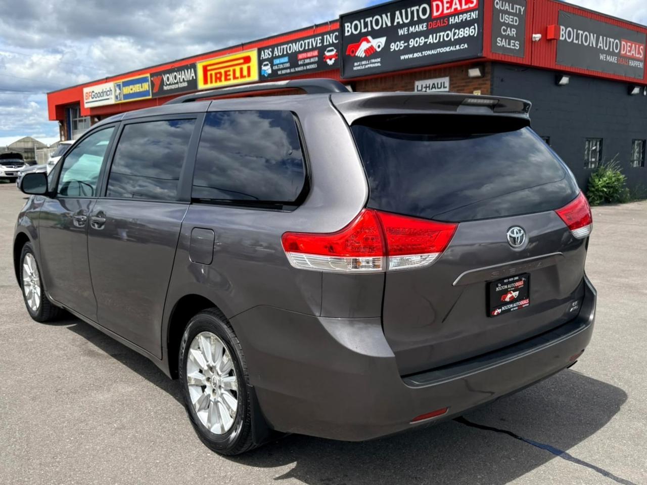 2011 Toyota Sienna 5DR V6 LE 7-PASS AWD Photo