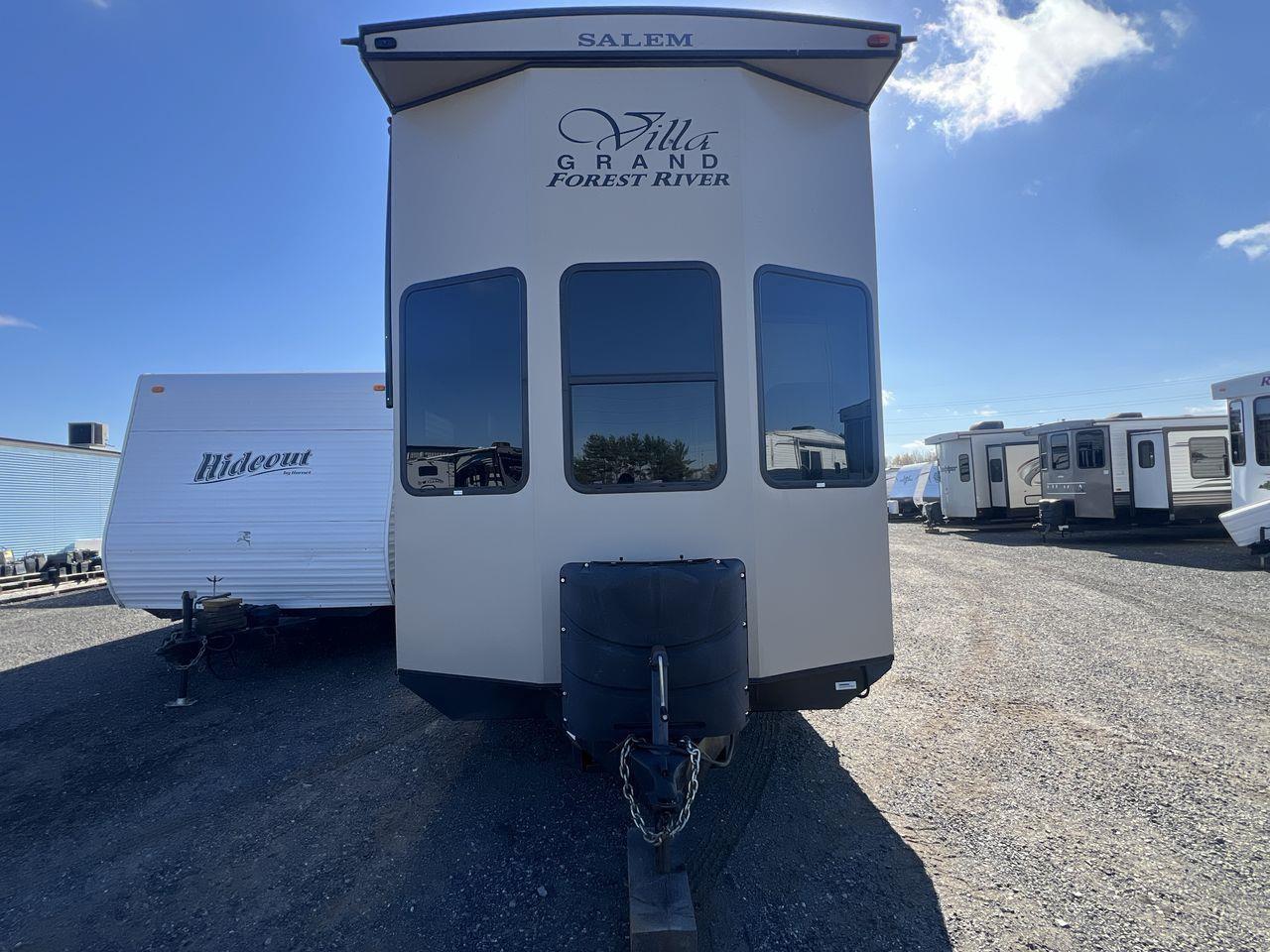 2018 Forest River Salem VILLA GRAND 37 FT, TRAVEL TRAILER, 3 SLIDEOUTS, SLEEPS 6, FRIDGE, MICROWAVE, FIREPLACE, CEILING FAN, A/C!! Photo