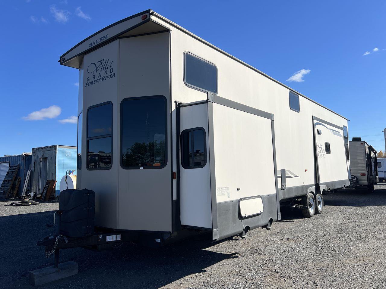 2018 Forest River Salem VILLA GRAND 37 FT, TRAVEL TRAILER, 3 SLIDEOUTS, SLEEPS 6, FRIDGE, MICROWAVE, FIREPLACE, CEILING FAN, A/C!! Photo0