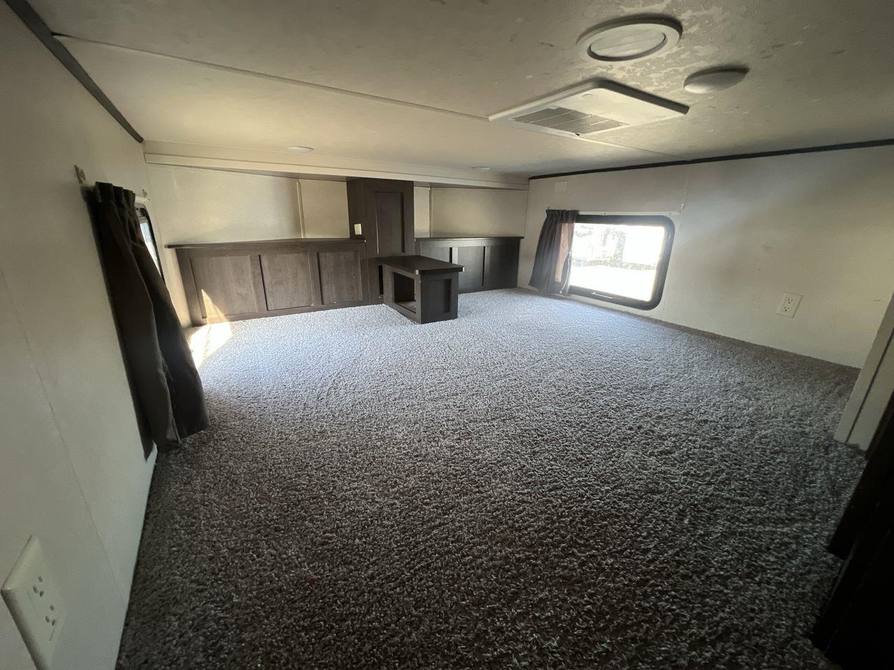 2018 Forest River Salem VILLA GRAND 37 FT, TRAVEL TRAILER, 3 SLIDEOUTS, SLEEPS 6, FRIDGE, MICROWAVE, FIREPLACE, CEILING FAN, A/C!! Photo