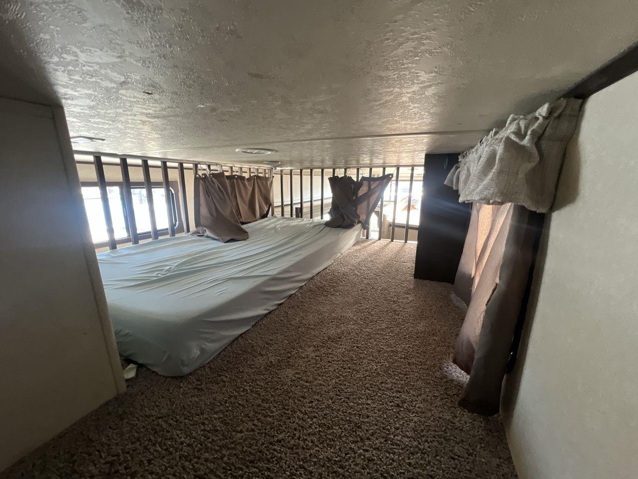 2018 Forest River Salem VILLA GRAND 37 FT, TRAVEL TRAILER, 3 SLIDEOUTS, SLEEPS 6, FRIDGE, MICROWAVE, FIREPLACE, CEILING FAN, A/C!! Photo