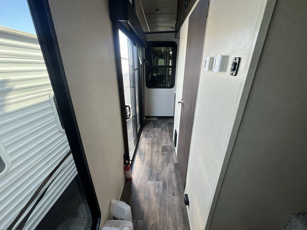 2018 Forest River Salem VILLA GRAND 37 FT, TRAVEL TRAILER, 3 SLIDEOUTS, SLEEPS 6, FRIDGE, MICROWAVE, FIREPLACE, CEILING FAN, A/C!! Photo