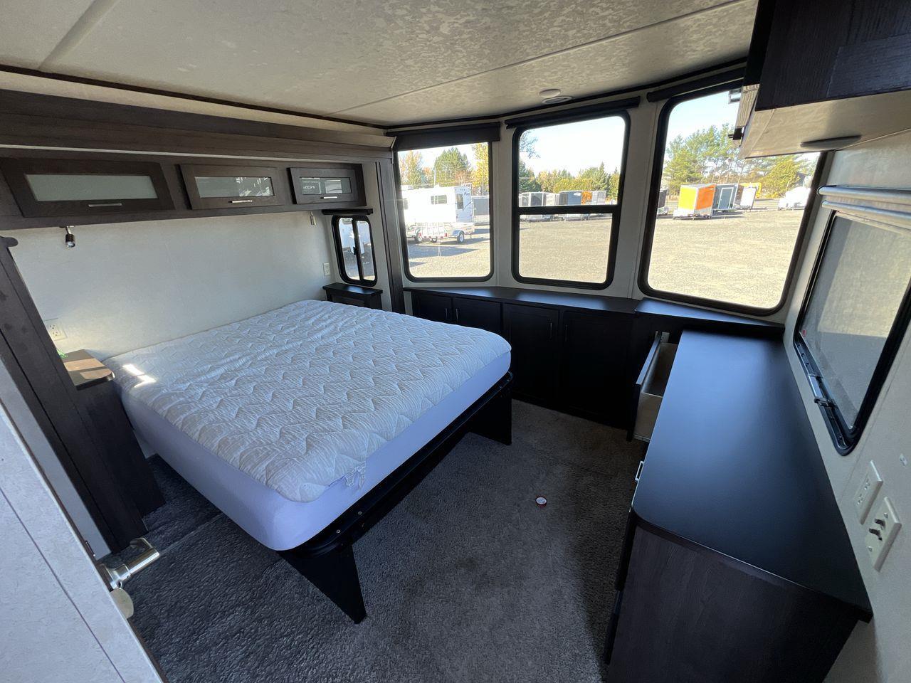 2018 Forest River Salem VILLA GRAND 37 FT, TRAVEL TRAILER, 3 SLIDEOUTS, SLEEPS 6, FRIDGE, MICROWAVE, FIREPLACE, CEILING FAN, A/C!! Photo
