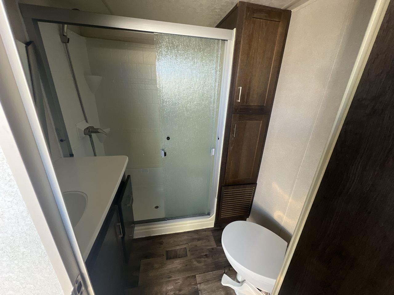 2018 Forest River Salem VILLA GRAND 37 FT, TRAVEL TRAILER, 3 SLIDEOUTS, SLEEPS 6, FRIDGE, MICROWAVE, FIREPLACE, CEILING FAN, A/C!! Photo