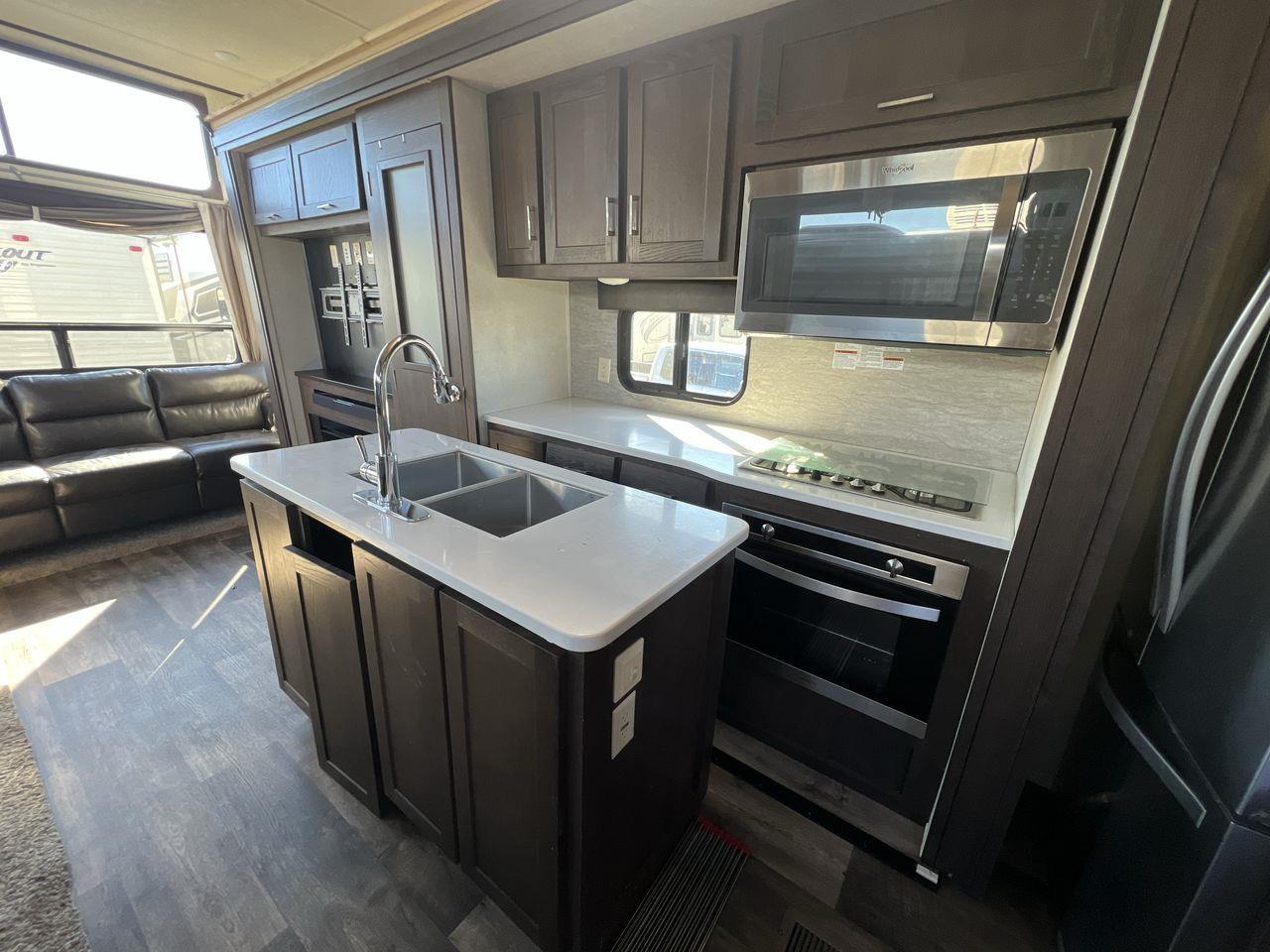 2018 Forest River Salem VILLA GRAND 37 FT, TRAVEL TRAILER, 3 SLIDEOUTS, SLEEPS 6, FRIDGE, MICROWAVE, FIREPLACE, CEILING FAN, A/C!! Photo
