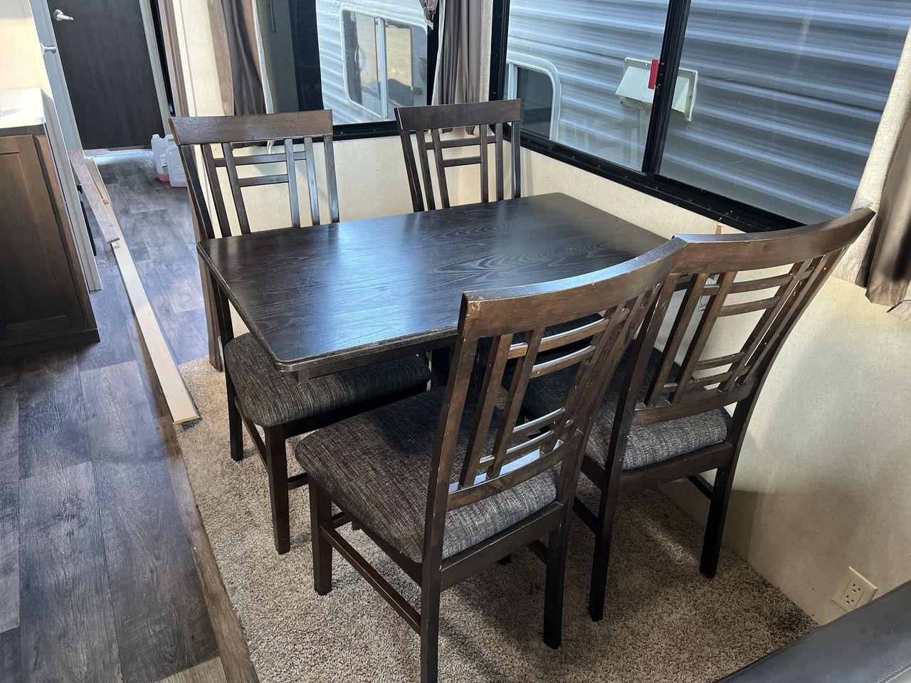 2018 Forest River Salem VILLA GRAND 37 FT, TRAVEL TRAILER, 3 SLIDEOUTS, SLEEPS 6, FRIDGE, MICROWAVE, FIREPLACE, CEILING FAN, A/C!! Photo