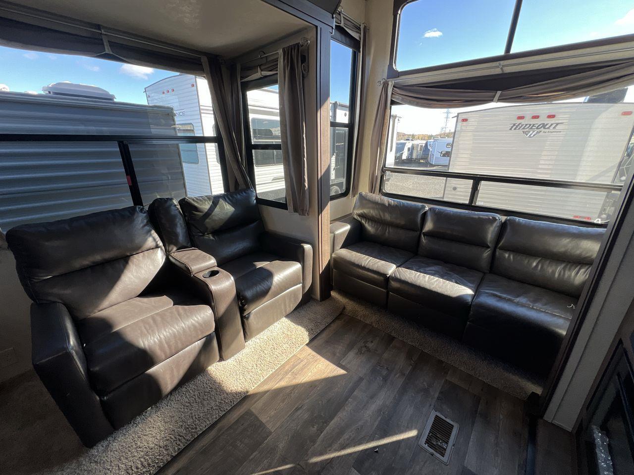 2018 Forest River Salem VILLA GRAND 37 FT, TRAVEL TRAILER, 3 SLIDEOUTS, SLEEPS 6, FRIDGE, MICROWAVE, FIREPLACE, CEILING FAN, A/C!! Photo