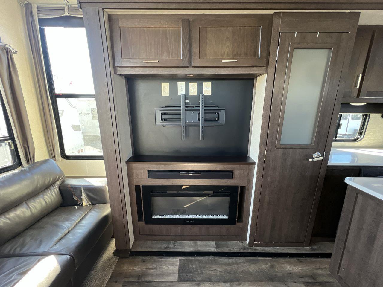 2018 Forest River Salem VILLA GRAND 37 FT, TRAVEL TRAILER, 3 SLIDEOUTS, SLEEPS 6, FRIDGE, MICROWAVE, FIREPLACE, CEILING FAN, A/C!! Photo