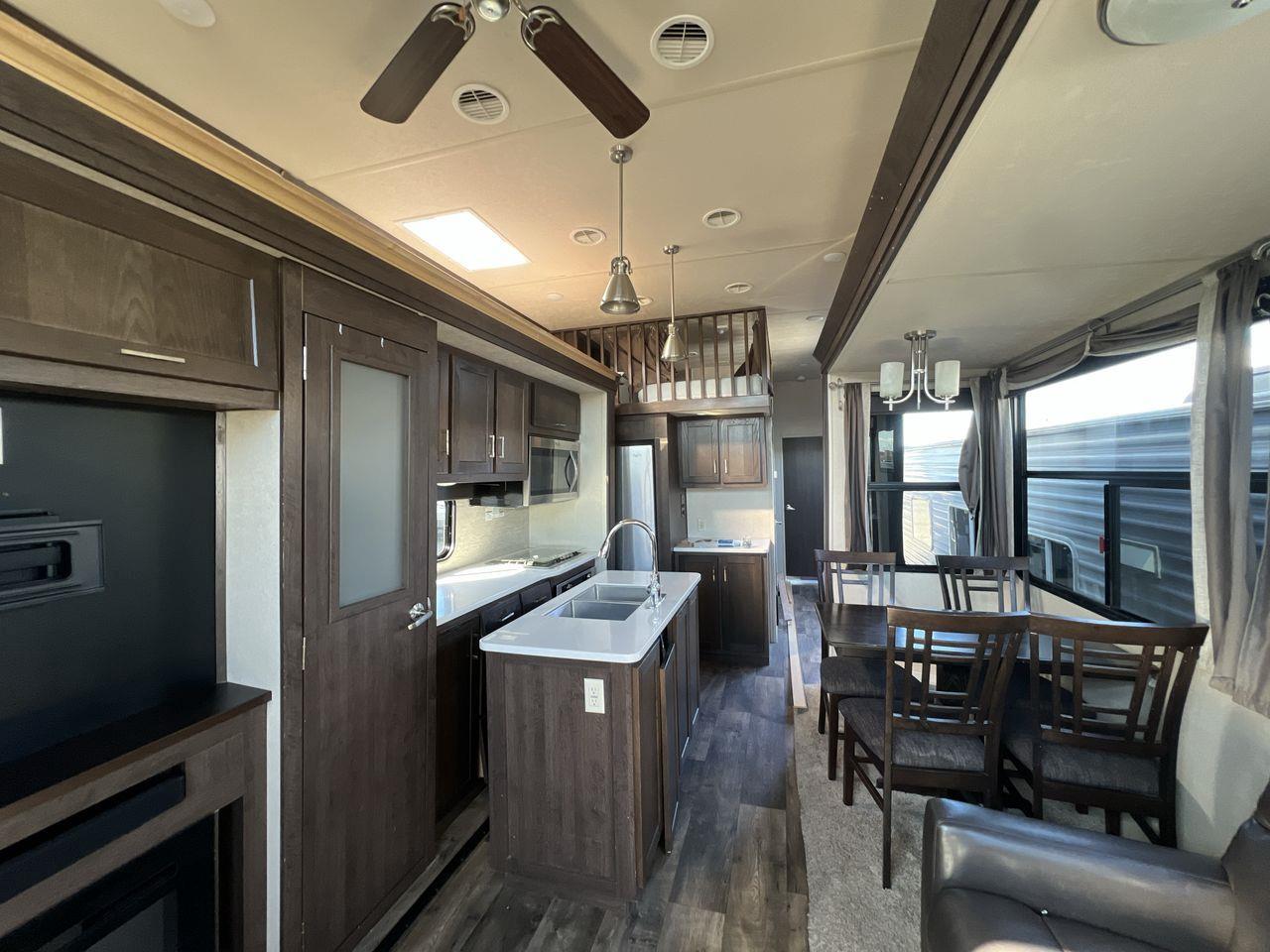 2018 Forest River Salem VILLA GRAND 37 FT, TRAVEL TRAILER, 3 SLIDEOUTS, SLEEPS 6, FRIDGE, MICROWAVE, FIREPLACE, CEILING FAN, A/C!! Photo