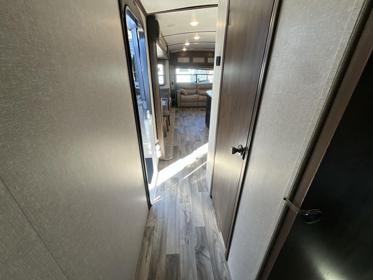 2018 Keystone COUGAR 3 SLIDEOUTS, FRIDGE, MICROWAVE, A/C, 2 COUCHES, OVEN, FIREPLACE!! Photo