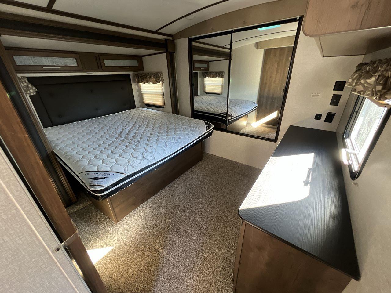 2018 Keystone COUGAR 3 SLIDEOUTS, FRIDGE, MICROWAVE, A/C, 2 COUCHES, OVEN, FIREPLACE!! Photo