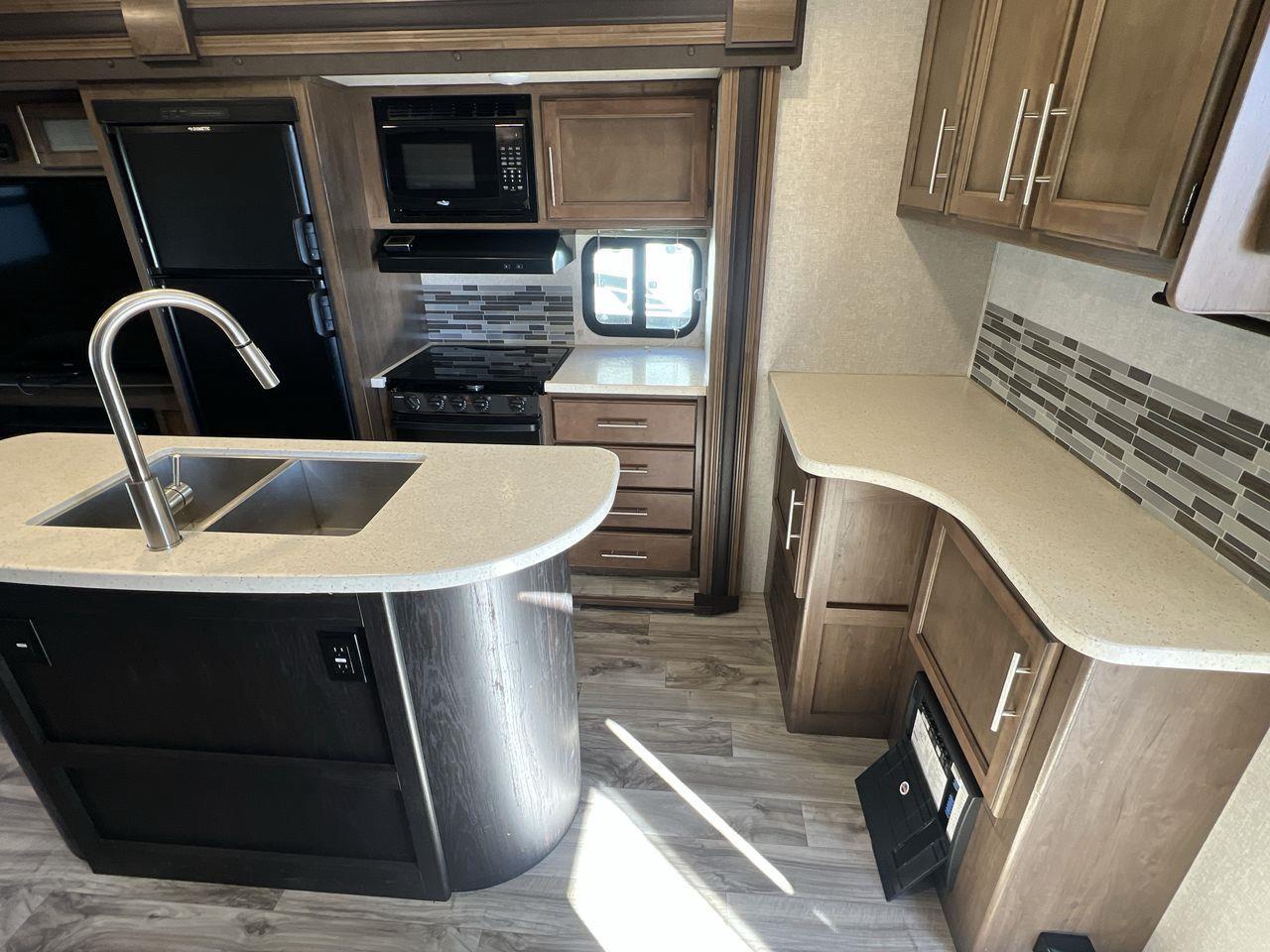 2018 Keystone COUGAR 3 SLIDEOUTS, FRIDGE, MICROWAVE, A/C, 2 COUCHES, OVEN, FIREPLACE!! Photo