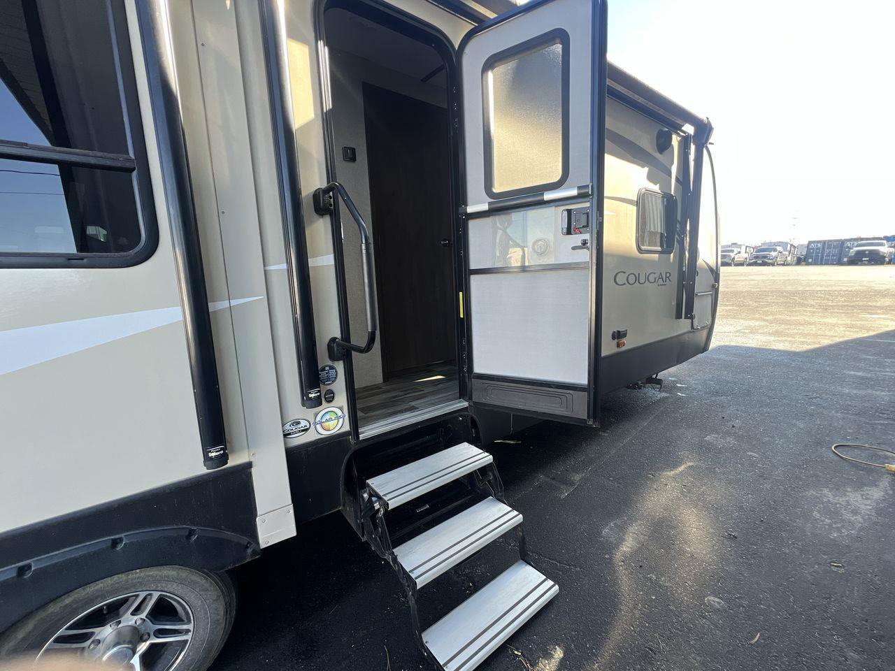 2018 Keystone COUGAR 3 SLIDEOUTS, FRIDGE, MICROWAVE, A/C, 2 COUCHES, OVEN, FIREPLACE!! Photo