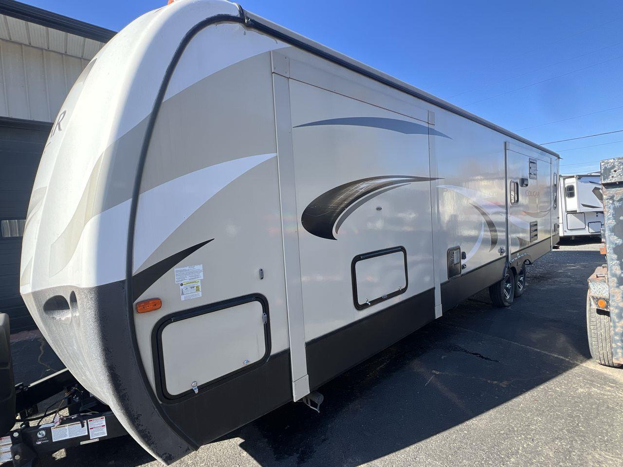 2018 Keystone COUGAR 3 SLIDEOUTS, FRIDGE, MICROWAVE, A/C, 2 COUCHES, OVEN, FIREPLACE!! Photo