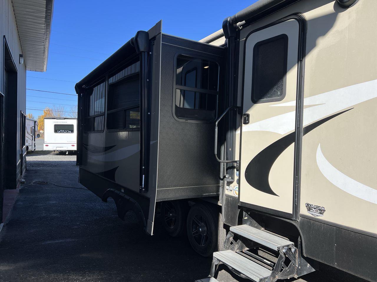 2018 Keystone COUGAR 3 SLIDEOUTS, FRIDGE, MICROWAVE, A/C, 2 COUCHES, OVEN, FIREPLACE!! Photo