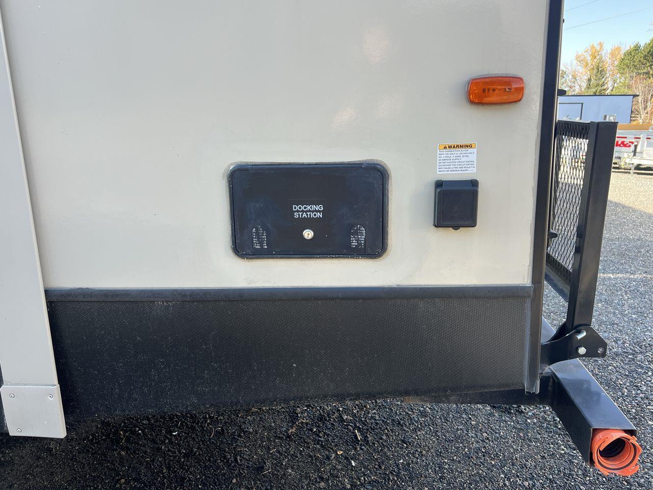 2018 Keystone COUGAR 3 SLIDEOUTS, FRIDGE, MICROWAVE, A/C, 2 COUCHES, OVEN, FIREPLACE!! Photo