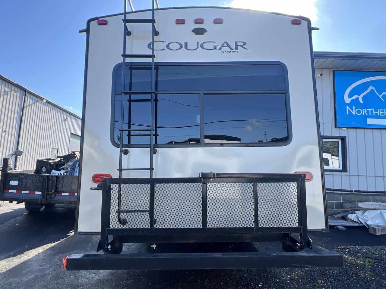 2018 Keystone COUGAR 3 SLIDEOUTS, FRIDGE, MICROWAVE, A/C, 2 COUCHES, OVEN, FIREPLACE!! Photo
