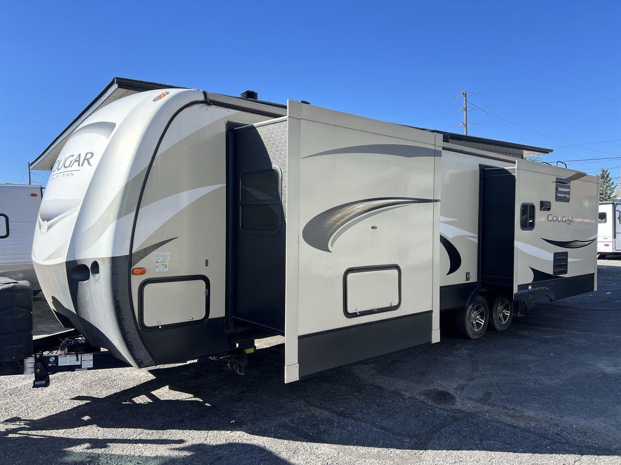 2018 Keystone COUGAR 3 SLIDEOUTS, FRIDGE, MICROWAVE, A/C, 2 COUCHES, OVEN, FIREPLACE!! Photo