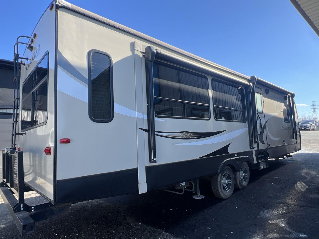 2018 Keystone COUGAR 3 SLIDEOUTS, FRIDGE, MICROWAVE, A/C, 2 COUCHES, OVEN, FIREPLACE!! Photo