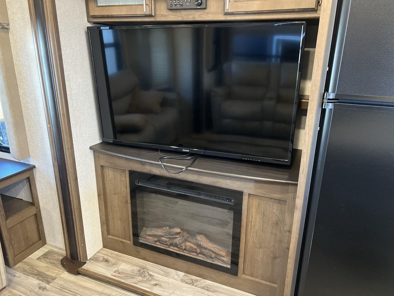 2018 Keystone COUGAR 3 SLIDEOUTS, FRIDGE, MICROWAVE, A/C, 2 COUCHES, OVEN, FIREPLACE!! Photo