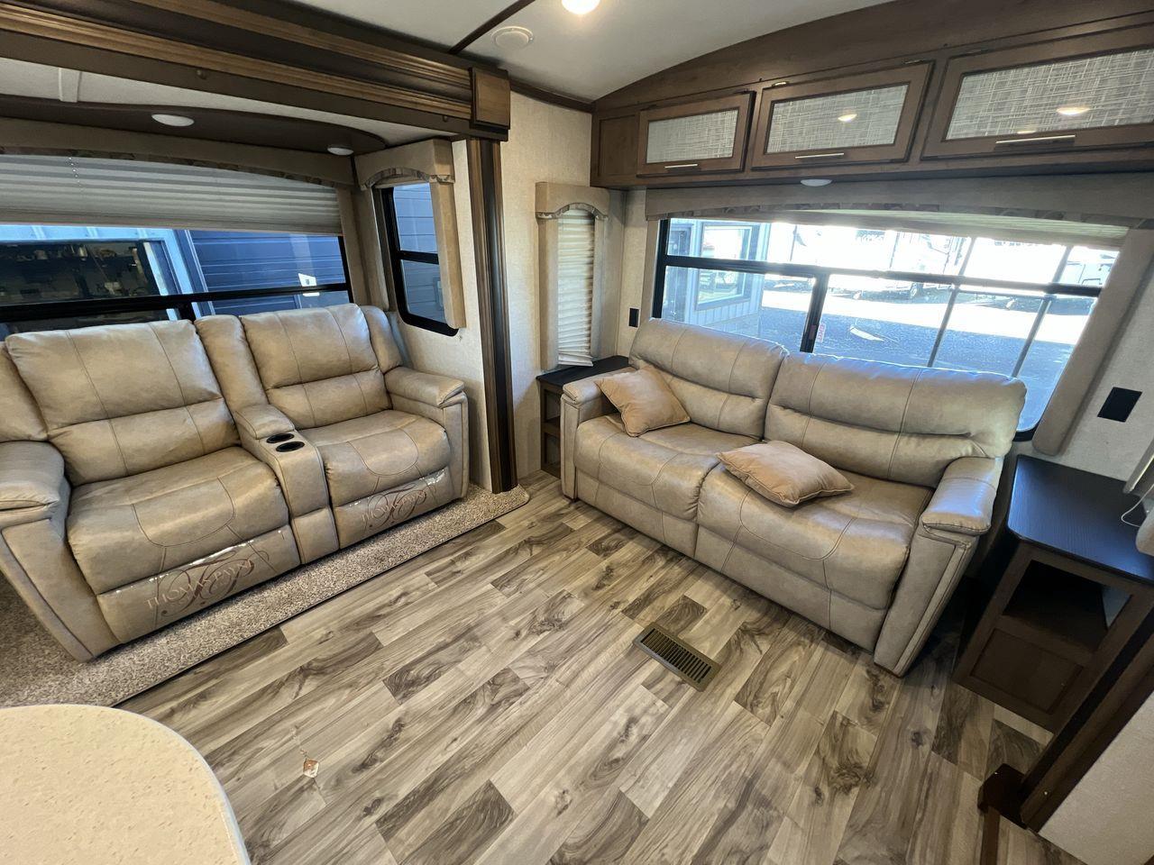 2018 Keystone COUGAR 3 SLIDEOUTS, FRIDGE, MICROWAVE, A/C, 2 COUCHES, OVEN, FIREPLACE!! Photo
