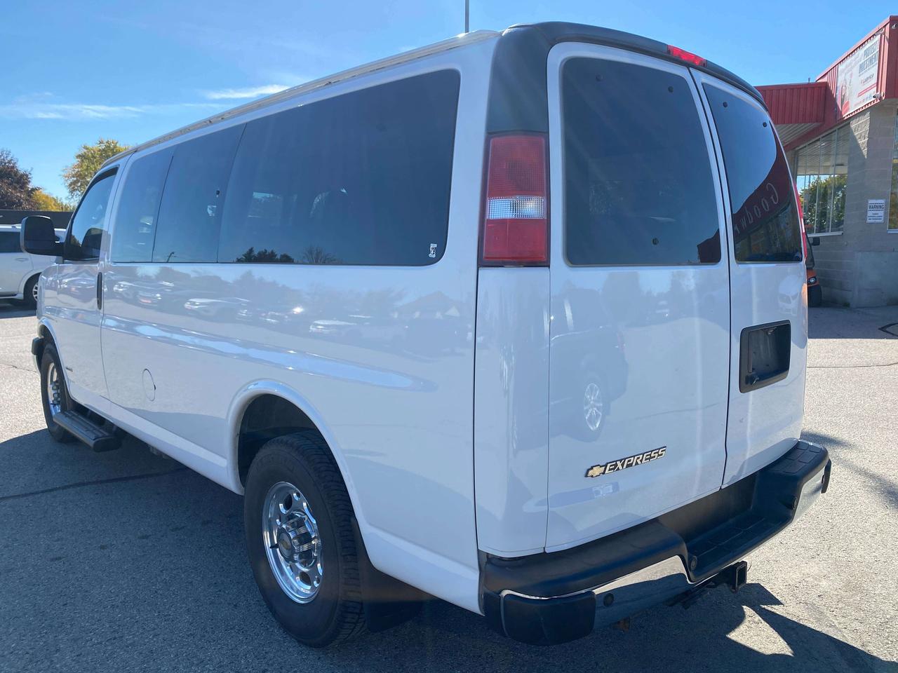 2019 Chevrolet Express Passenger LT, 2.8L DIESEL, CLEAN CARFAX, 12 PASS, BACKUP CAM - Photo #6