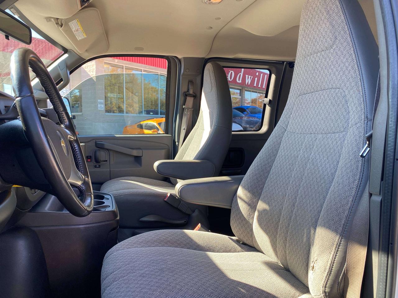 2019 Chevrolet Express Passenger LT, 2.8L DIESEL, CLEAN CARFAX, 12 PASS, BACKUP CAM - Photo #19