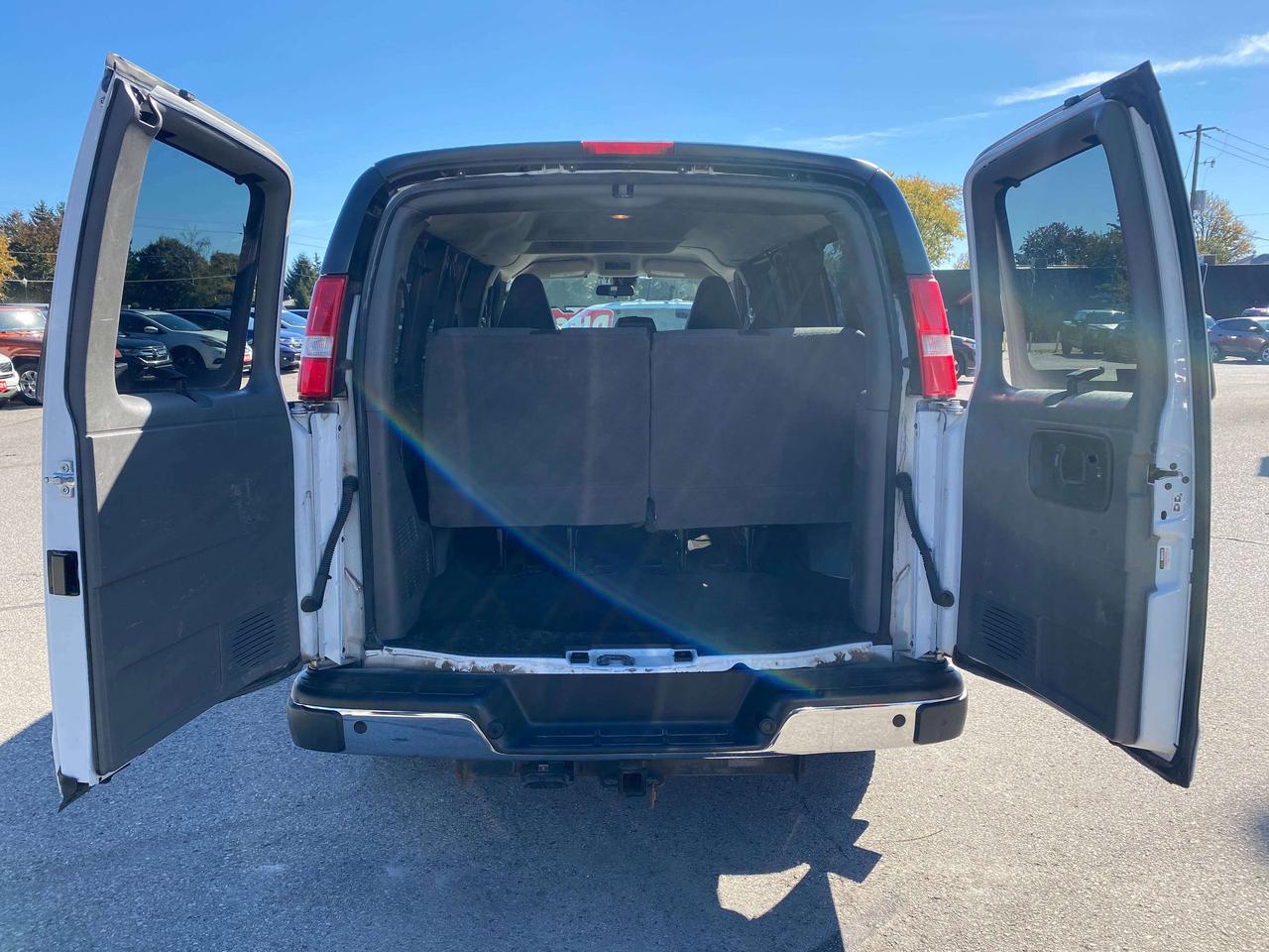 2019 Chevrolet Express Passenger LT, 2.8L DIESEL, CLEAN CARFAX, 12 PASS, BACKUP CAM - Photo #23