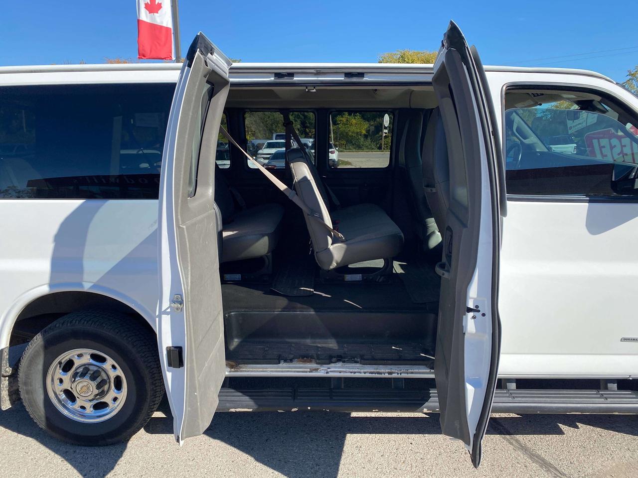 2019 Chevrolet Express Passenger LT, 2.8L DIESEL, CLEAN CARFAX, 12 PASS, BACKUP CAM - Photo #28