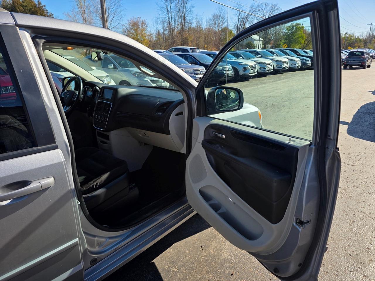 2017 Dodge Grand Caravan SE Plus Photo