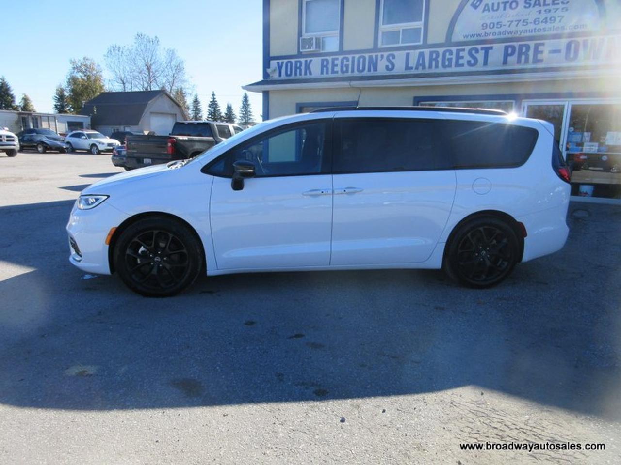 2025 Chrysler Pacifica FAMILY-MOVING LIMITED-EDITION 7 PASSENGER 3.6L - V6.. CAPTAINS.. 3RD ROW.. STOW-N-GO-SEATING.. NAVIGATION.. POWER DOORS.. SUNROOF.. BACK-UP CAMERA.. Photo