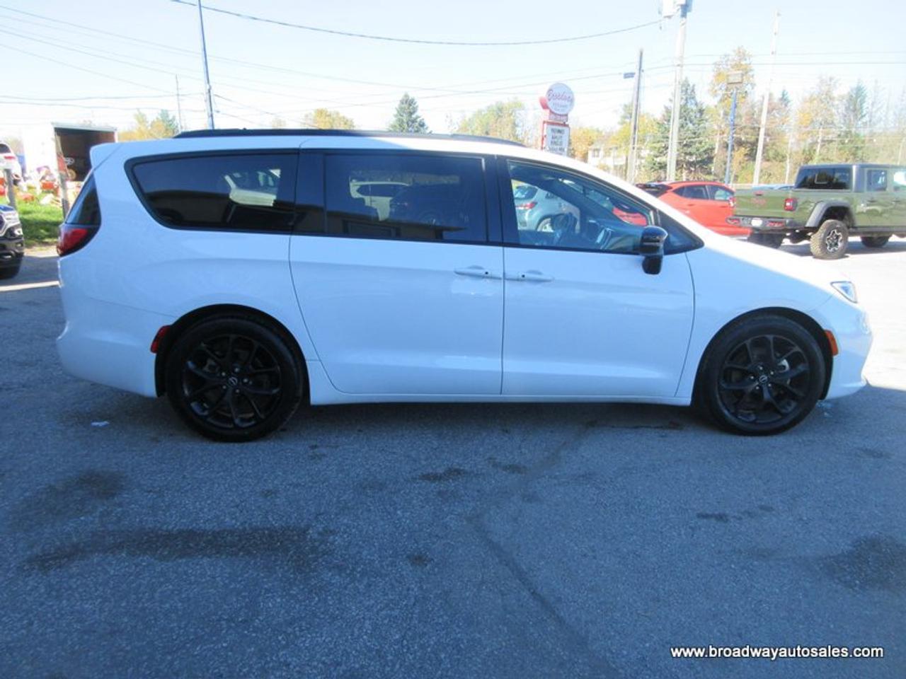 2025 Chrysler Pacifica FAMILY-MOVING LIMITED-EDITION 7 PASSENGER 3.6L - V6.. CAPTAINS.. 3RD ROW.. STOW-N-GO-SEATING.. NAVIGATION.. POWER DOORS.. SUNROOF.. BACK-UP CAMERA.. Photo