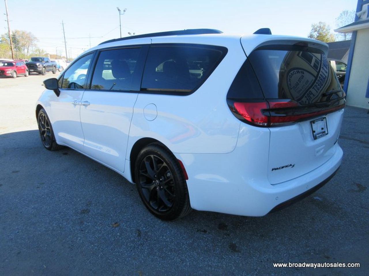 2025 Chrysler Pacifica FAMILY-MOVING LIMITED-EDITION 7 PASSENGER 3.6L - V6.. CAPTAINS.. 3RD ROW.. STOW-N-GO-SEATING.. NAVIGATION.. POWER DOORS.. SUNROOF.. BACK-UP CAMERA.. Photo