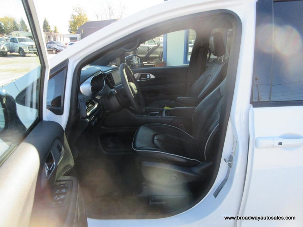 2025 Chrysler Pacifica FAMILY-MOVING LIMITED-EDITION 7 PASSENGER 3.6L - V6.. CAPTAINS.. 3RD ROW.. STOW-N-GO-SEATING.. NAVIGATION.. POWER DOORS.. SUNROOF.. BACK-UP CAMERA.. Photo