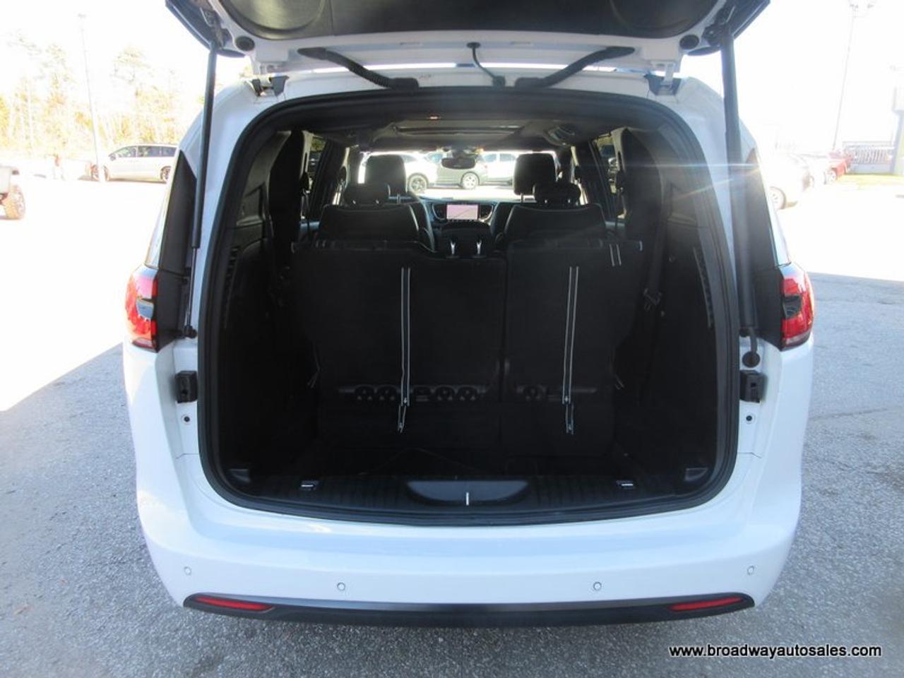 2025 Chrysler Pacifica FAMILY-MOVING LIMITED-EDITION 7 PASSENGER 3.6L - V6.. CAPTAINS.. 3RD ROW.. STOW-N-GO-SEATING.. NAVIGATION.. POWER DOORS.. SUNROOF.. BACK-UP CAMERA.. Photo