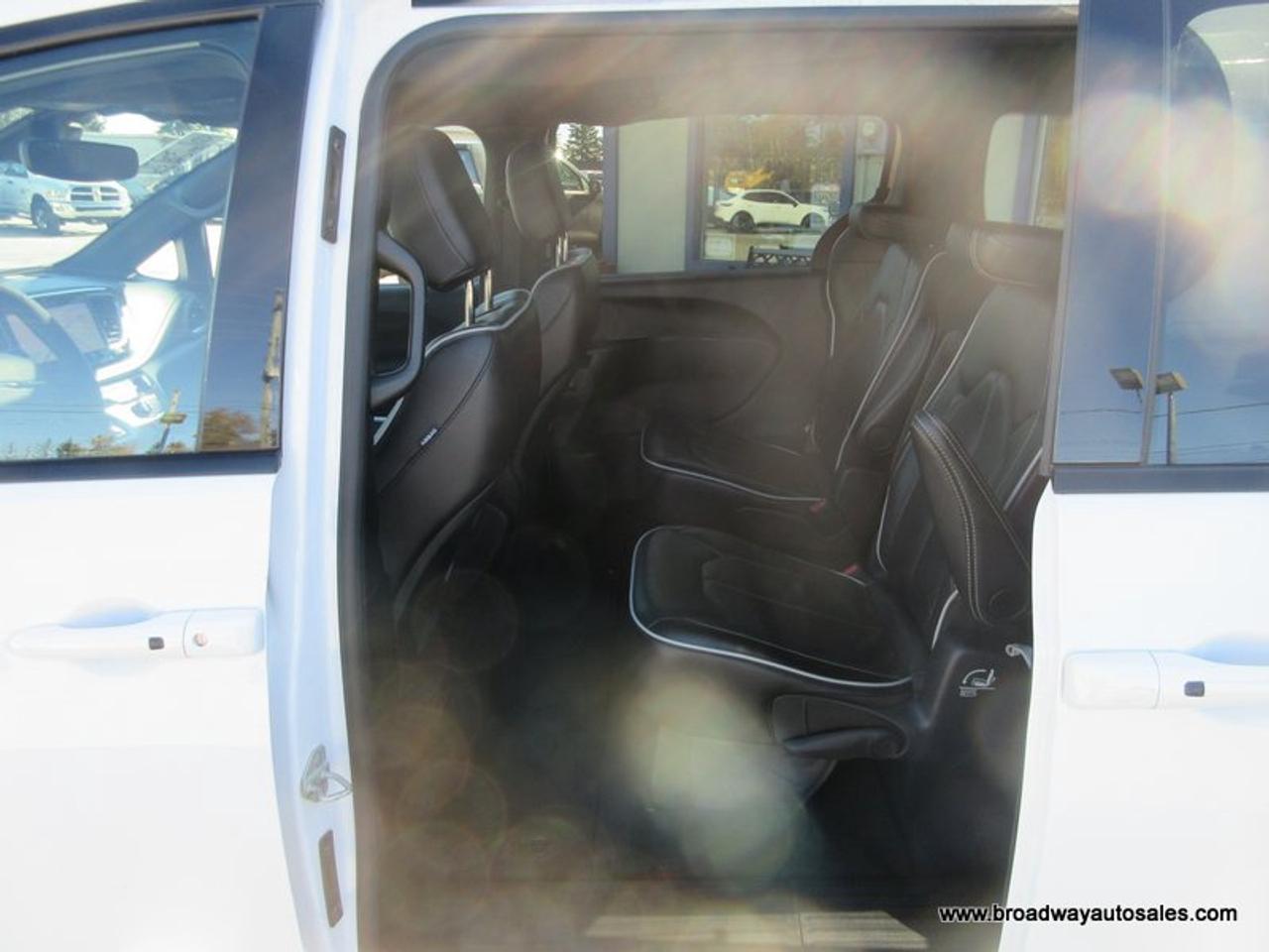 2025 Chrysler Pacifica FAMILY-MOVING LIMITED-EDITION 7 PASSENGER 3.6L - V6.. CAPTAINS.. 3RD ROW.. STOW-N-GO-SEATING.. NAVIGATION.. POWER DOORS.. SUNROOF.. BACK-UP CAMERA.. Photo