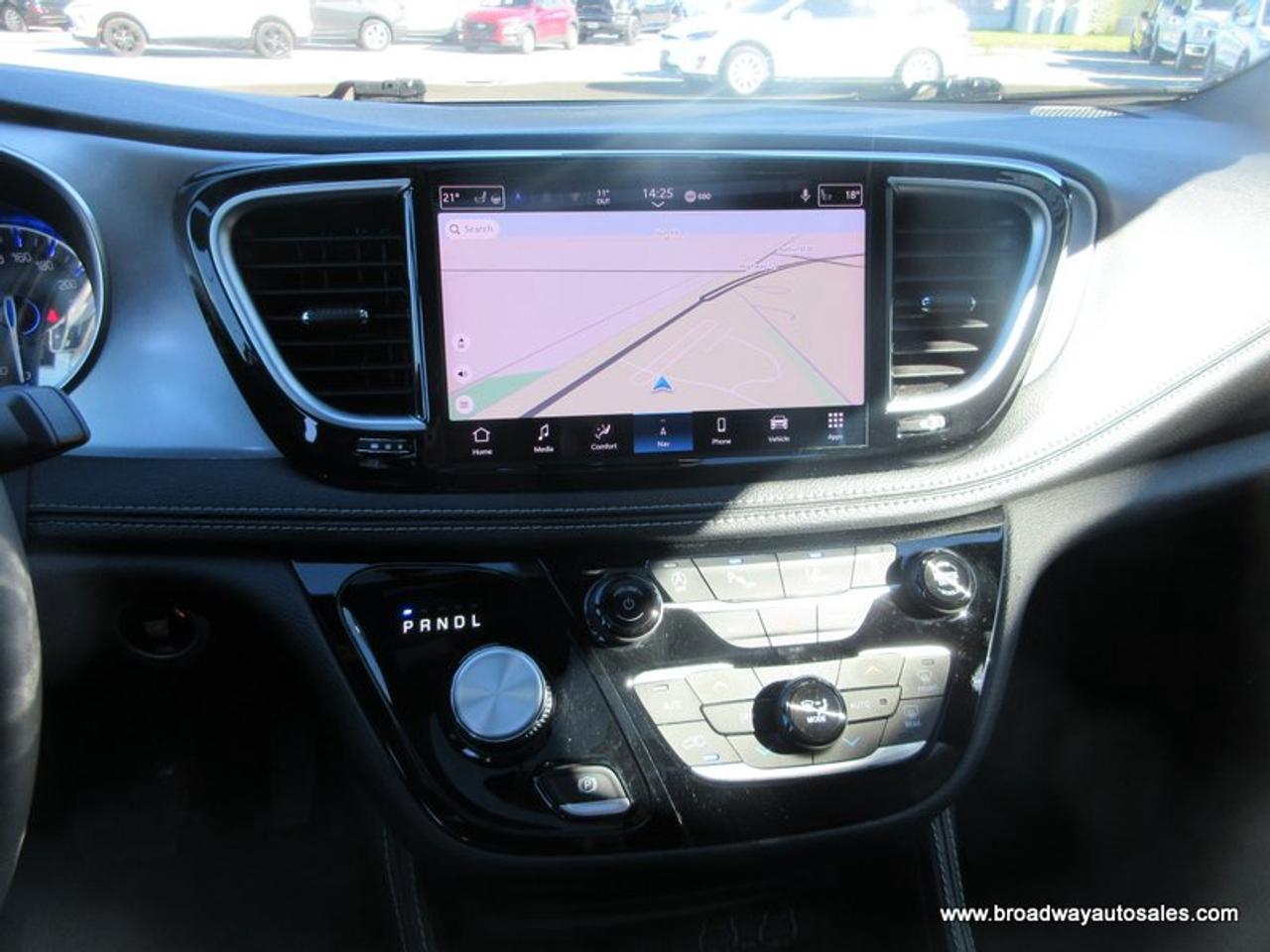 2025 Chrysler Pacifica FAMILY-MOVING LIMITED-EDITION 7 PASSENGER 3.6L - V6.. CAPTAINS.. 3RD ROW.. STOW-N-GO-SEATING.. NAVIGATION.. POWER DOORS.. SUNROOF.. BACK-UP CAMERA.. Photo