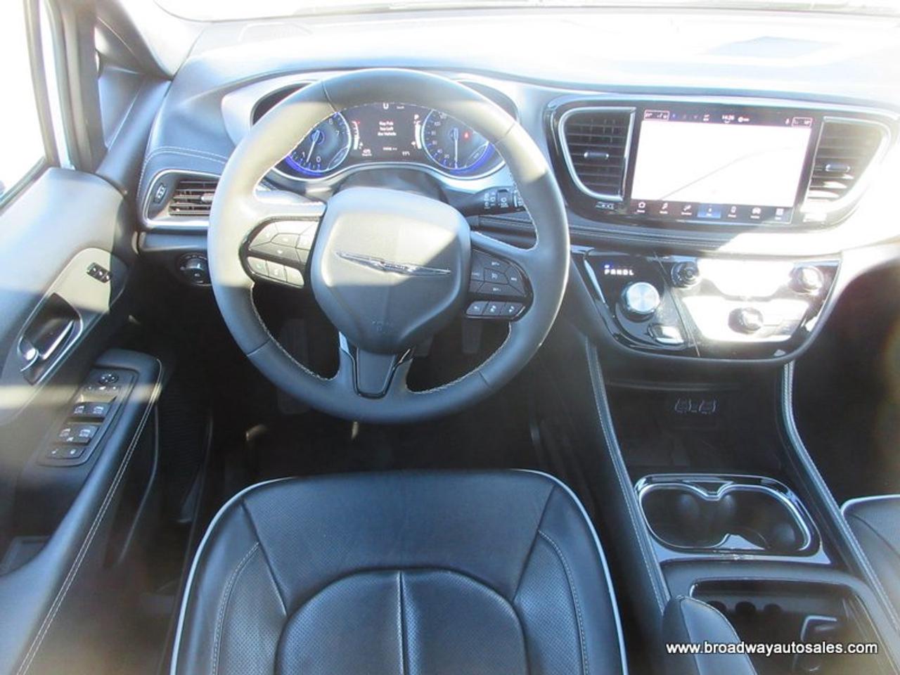 2025 Chrysler Pacifica FAMILY-MOVING LIMITED-EDITION 7 PASSENGER 3.6L - V6.. CAPTAINS.. 3RD ROW.. STOW-N-GO-SEATING.. NAVIGATION.. POWER DOORS.. SUNROOF.. BACK-UP CAMERA.. Photo