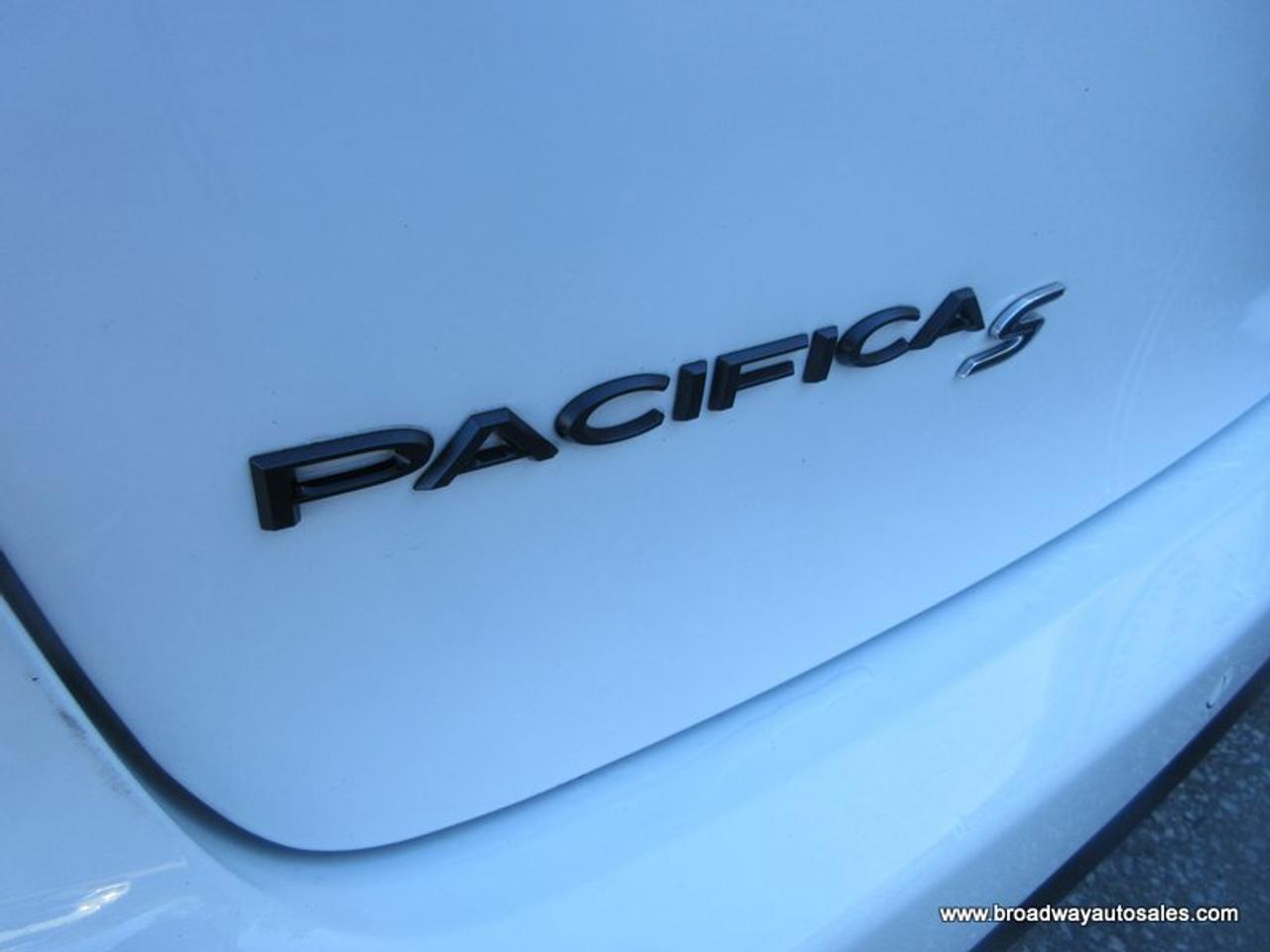 2025 Chrysler Pacifica FAMILY-MOVING LIMITED-EDITION 7 PASSENGER 3.6L - V6.. CAPTAINS.. 3RD ROW.. STOW-N-GO-SEATING.. NAVIGATION.. POWER DOORS.. SUNROOF.. BACK-UP CAMERA.. Photo