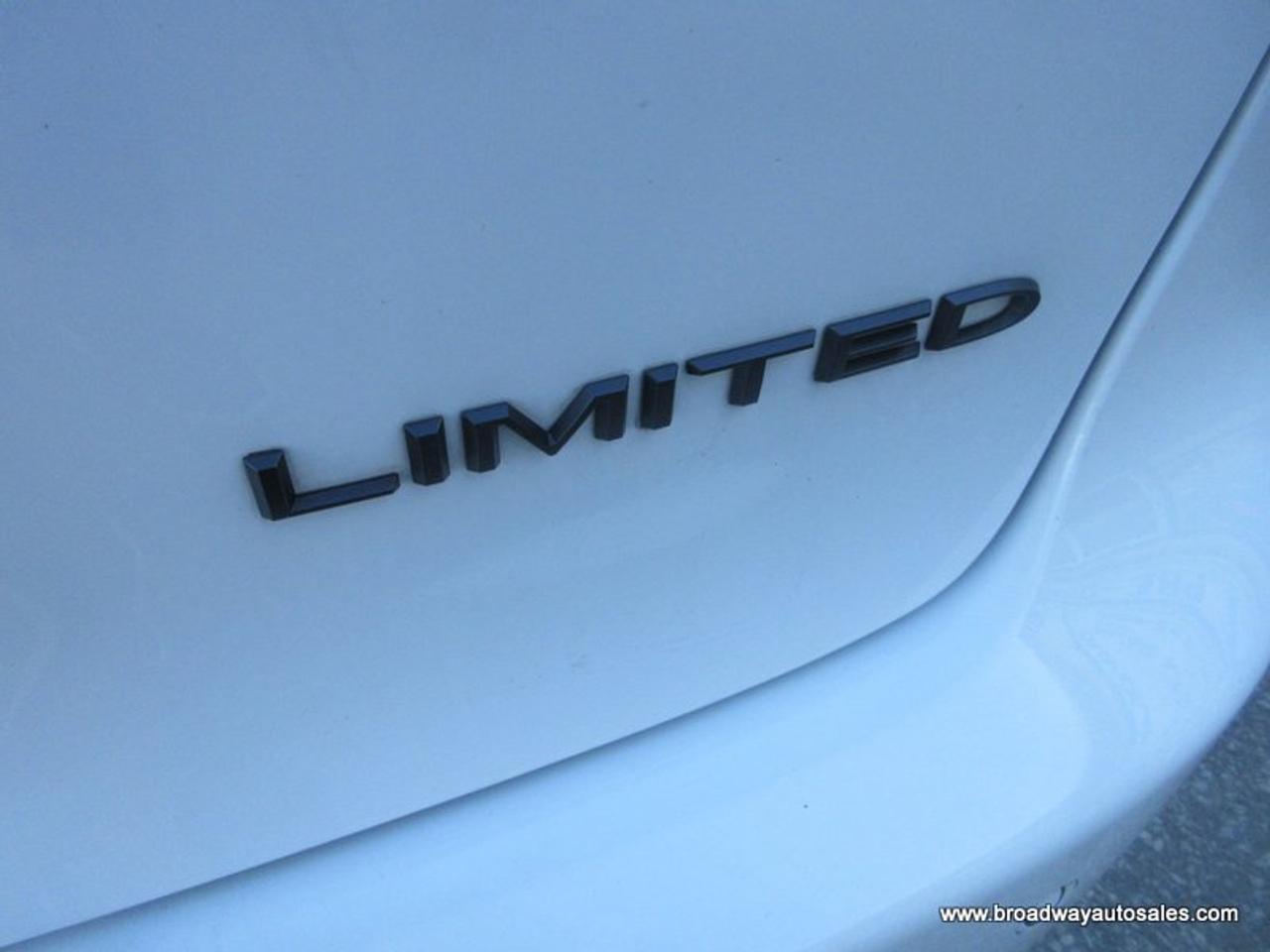 2025 Chrysler Pacifica FAMILY-MOVING LIMITED-EDITION 7 PASSENGER 3.6L - V6.. CAPTAINS.. 3RD ROW.. STOW-N-GO-SEATING.. NAVIGATION.. POWER DOORS.. SUNROOF.. BACK-UP CAMERA.. Photo
