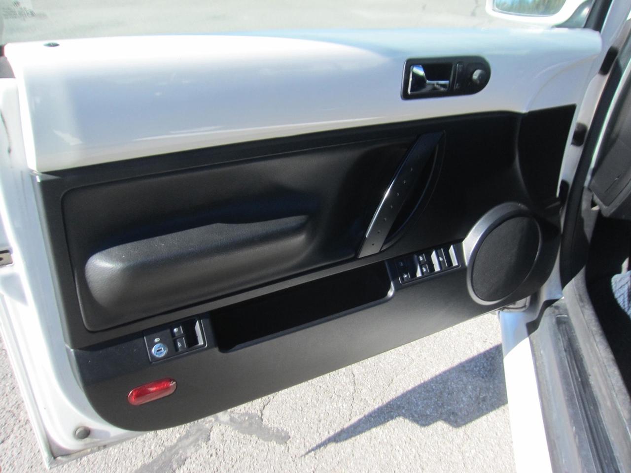 2009 Volkswagen Beetle S Photo