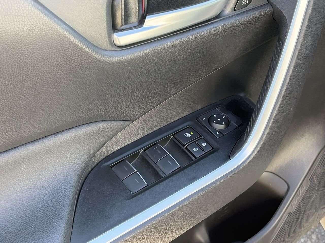 2025 Toyota RAV4 XLE AWD Premium Pkg FINANCED PRICE ADVERTISED   SOFTEX LEATHER   WIRELESS CARPLAY/ANDROID AUTO   HEAT STEER   SUNROOF Photo