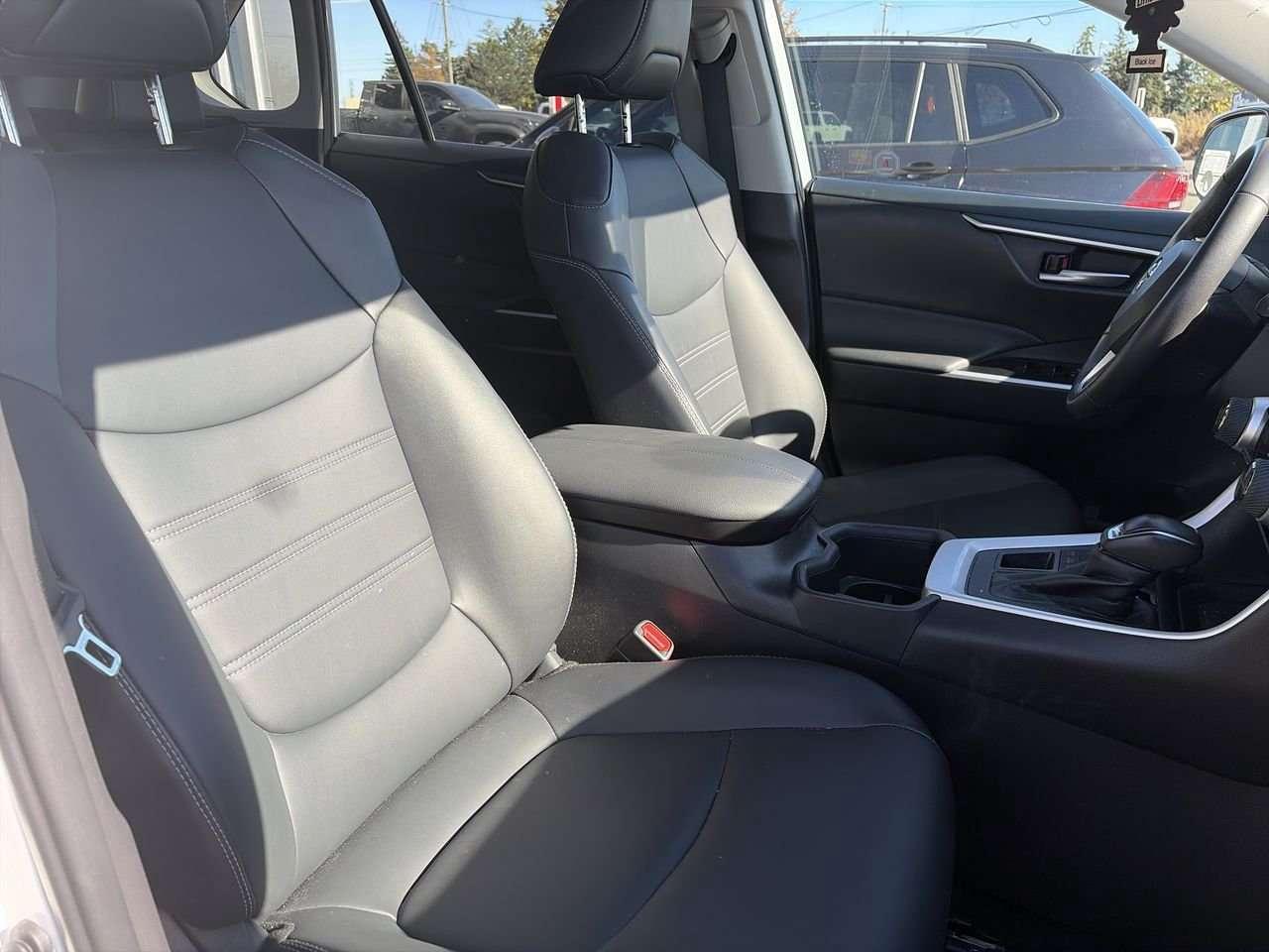 2025 Toyota RAV4 XLE AWD Premium Pkg FINANCED PRICE ADVERTISED   SOFTEX LEATHER   WIRELESS CARPLAY/ANDROID AUTO   HEAT STEER   SUNROOF Photo